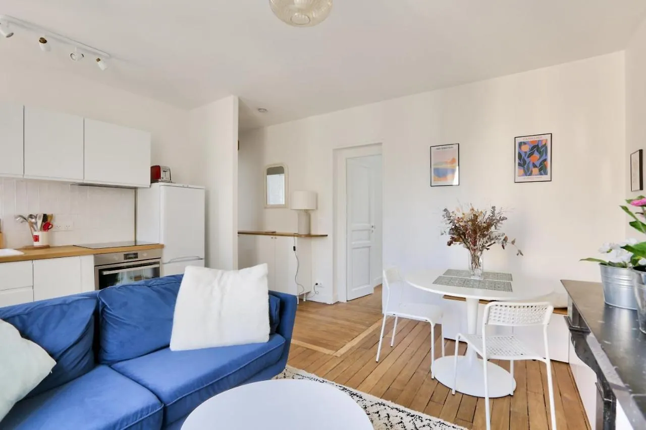 Charming Apartment With Balcony For 2 contacts