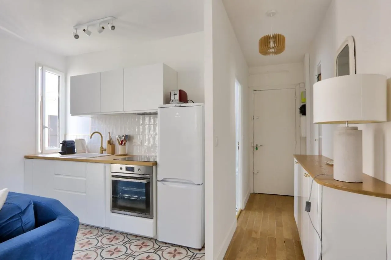 Charming Apartment With Balcony For 2 Paris